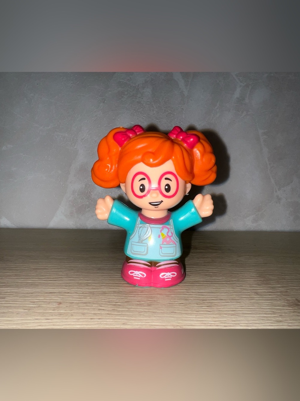 🌸 Fisher-Price Little People Sofie Figure – Red Hair & Glasses